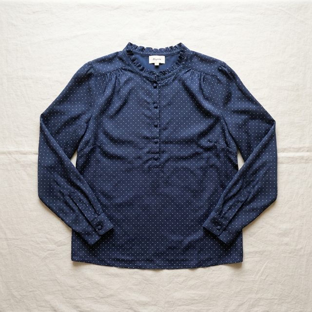 Blouse en soie Sézane bleu marine à pois blancs